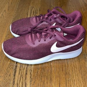 BRAND NEW, NEVER WORN, NIKE SNEAKERS